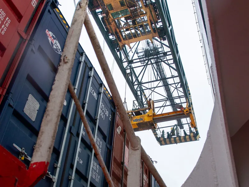 Heavy-lift crane over a vessel